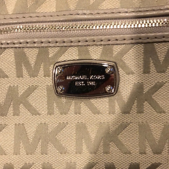Michael Kors Large Wristlet 8” x 5” - Picture 2 of 6
